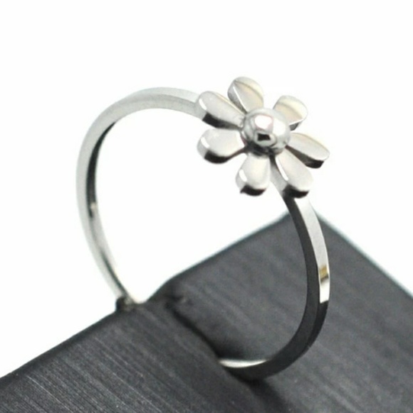 NWOT Daisy Titanium Steel Ring Size 4 - Picture 2 of 3